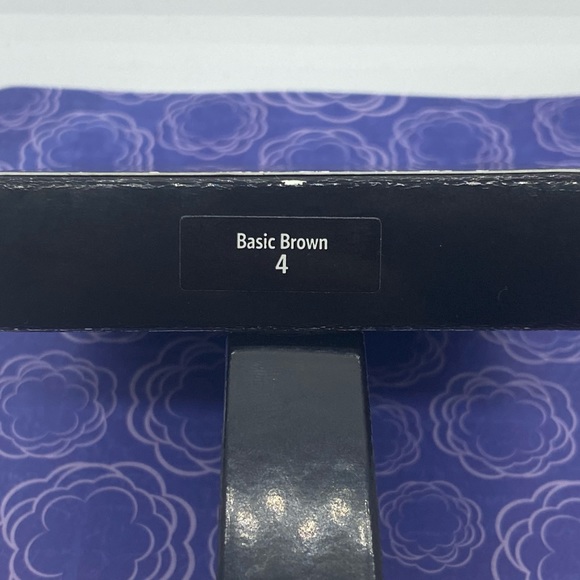 Bobbi Brown Sheer Finish Pressed Powder Basic Brown | New in box - Picture 2 of 3